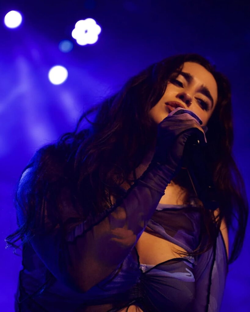  Lauren Jauregui singing