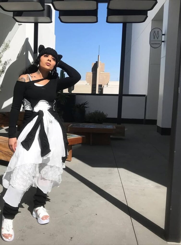 Roisee Pose