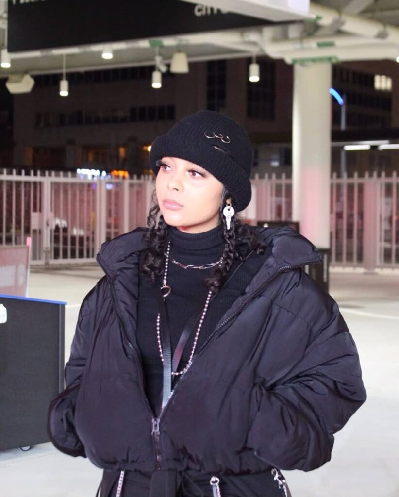 Roisee with black hat