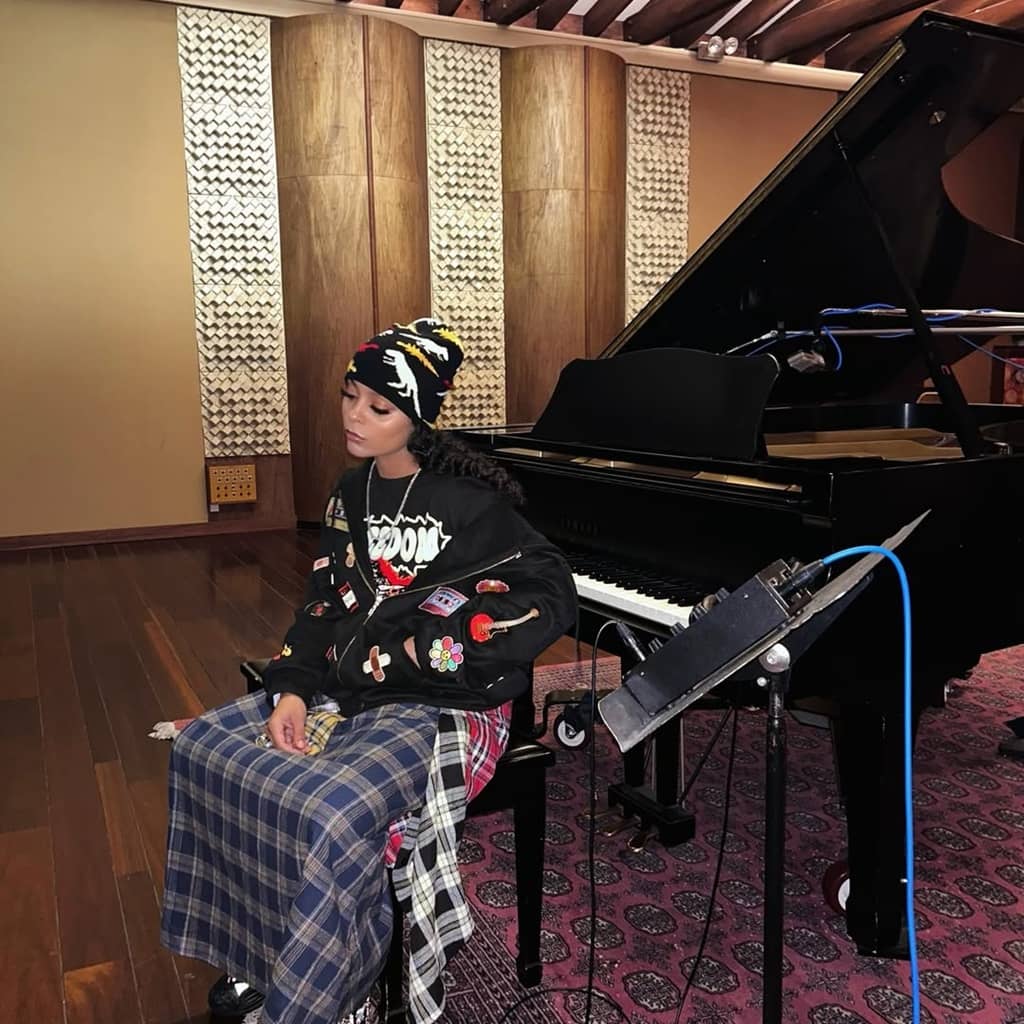 Roisee at recording studio