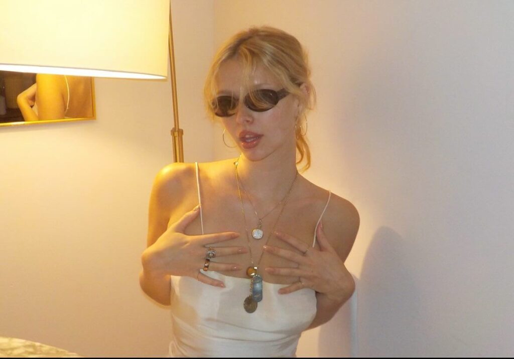 Apple Martin in black sunglasses