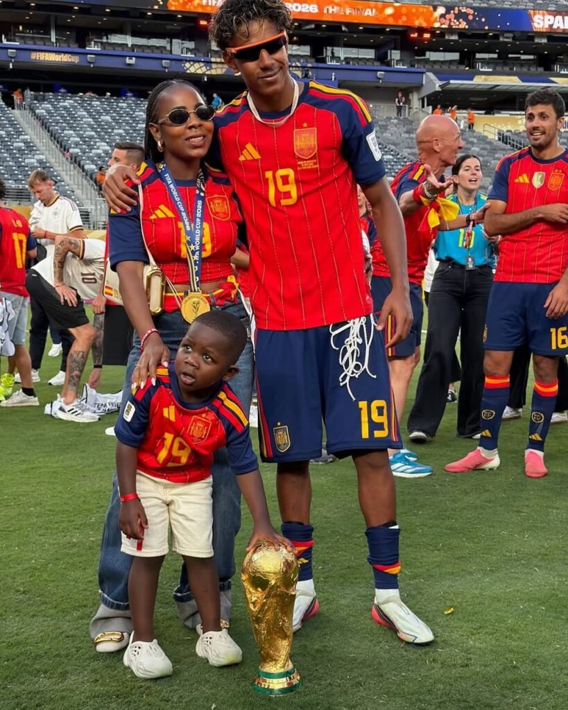 Lamine Yamal with his mother and brother
