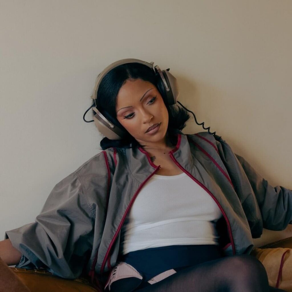 Samara Cyn listening music