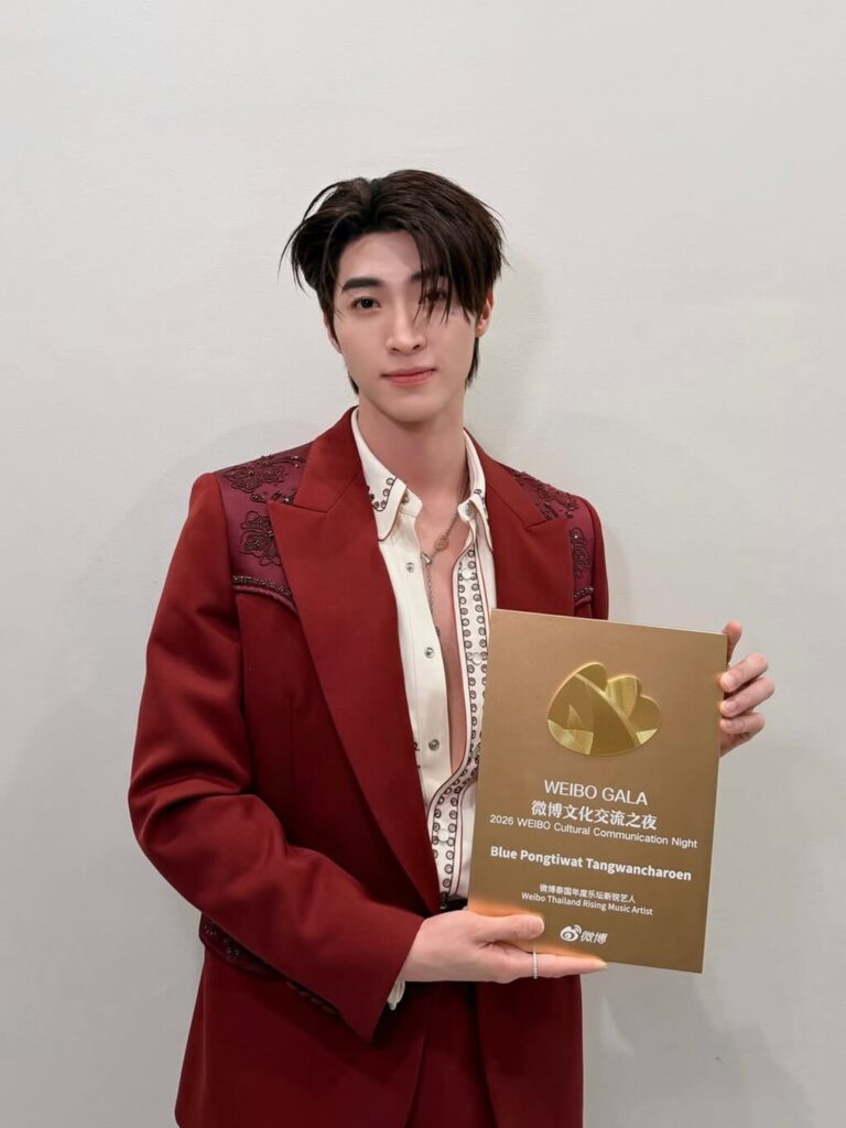 Blue Pongtiwat with award