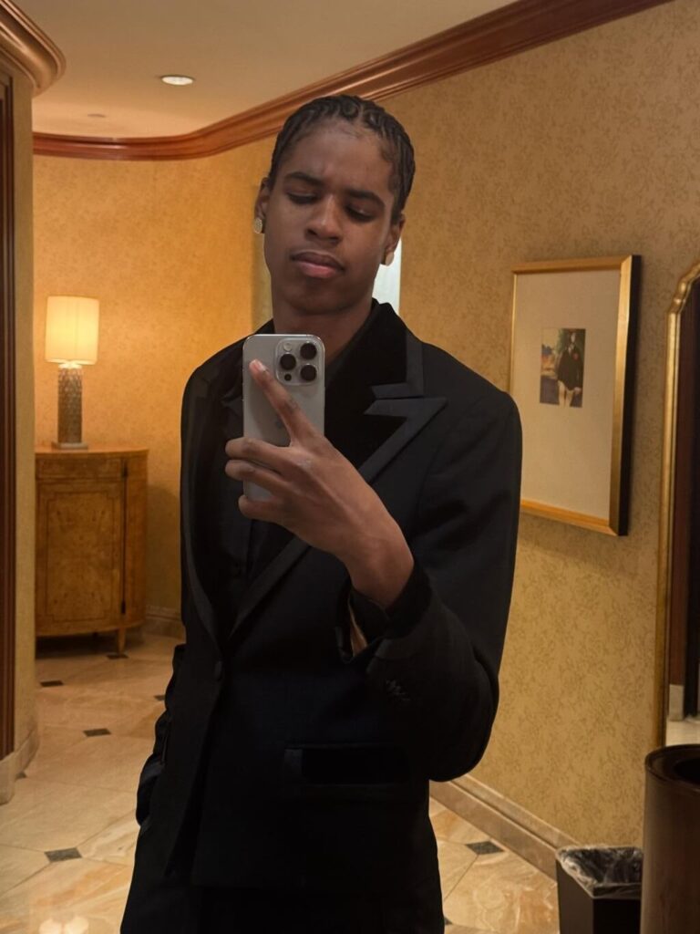 jaydon singer selfie photo